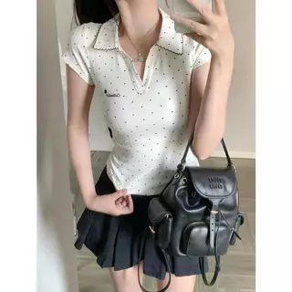 เสื้อโปโลสีขาวปักลายจุด ดีไซน์ไหล่ปกติ แขนสั้น สไตล์ผู้หญิง สไตล์ฤดูร้อนใหม่ เสื้อครอป สไตล์สาวเซ็กซี่