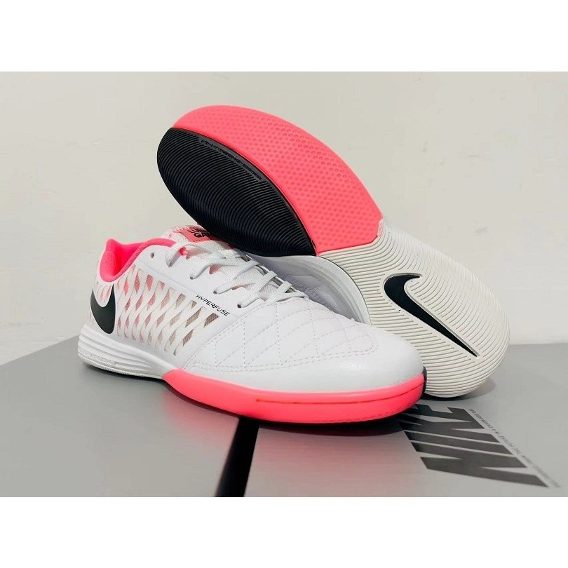 รองเท้าฟุตบอล Lunar Gato II สีขาวและชมพู ดีไซน์จาก JDOG