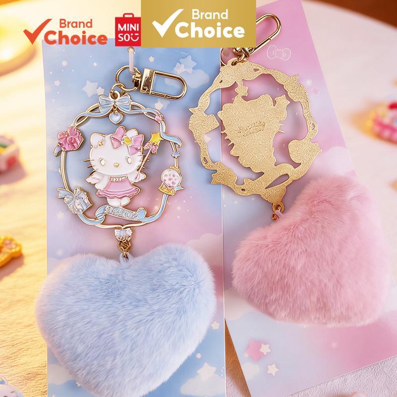 MINISO  ซานริโอ เพกาซัส มินิ ซีรีส์ – น่ารัก & หัวใจ & จี้โลหะ (สไตล์เฮลโลคิตตี้, ฟ้า & ชมพู) ขนาด 20ซม. × 9ซม. × 3ซม. ราคา ถูกที่สุด ดีลบีเคเค รูปภาพหลัก