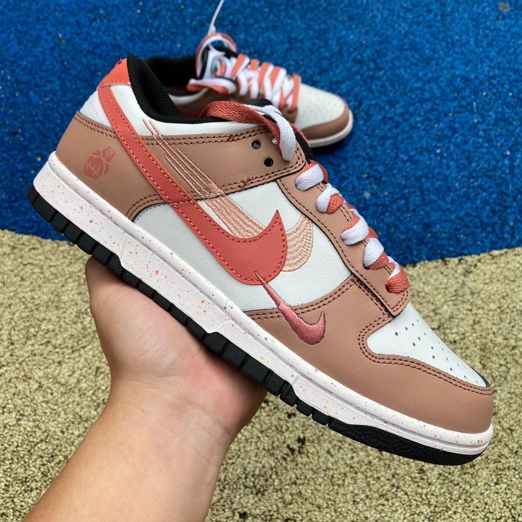 Dunk Three Hook White Brown Red Size: 36-46
Nike SB Dunk Low Reverse Three Hooks Destruction Drawstr