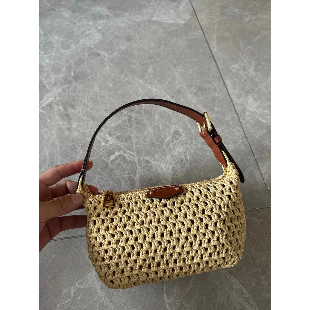 กระเป๋าคลัทซ์ HILLS POCHETTE แบบใหม่ M14304