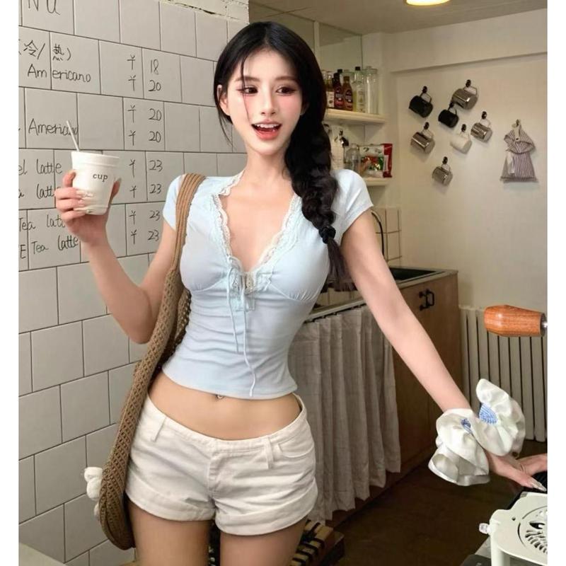 มีสินค้าเสื้อยืดแขนสั้นผู้หญิงสุดฮอต 2025 ฤดูร้อนใหม่ ลูกไม้ต่อคอวี ทรงเข้ารูป