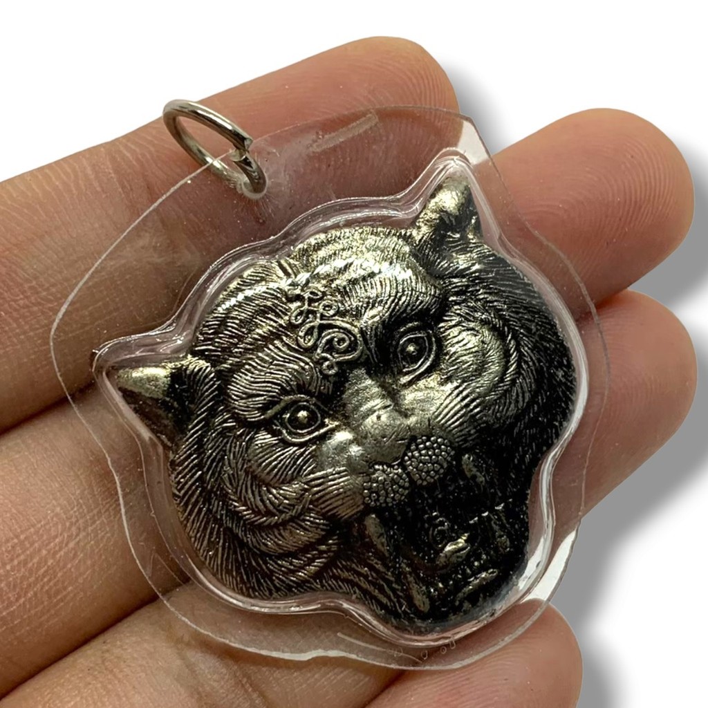 วัตถุมงคล หน้ากากพญาเสือ หลวงพ่อเปิ่น วัดบางพระ เนื้อโลหะรมดำ เลี่ยมกรอบพลาสติกใสกันน้ำอย่างดี Y1-4 - รูปที่ 4