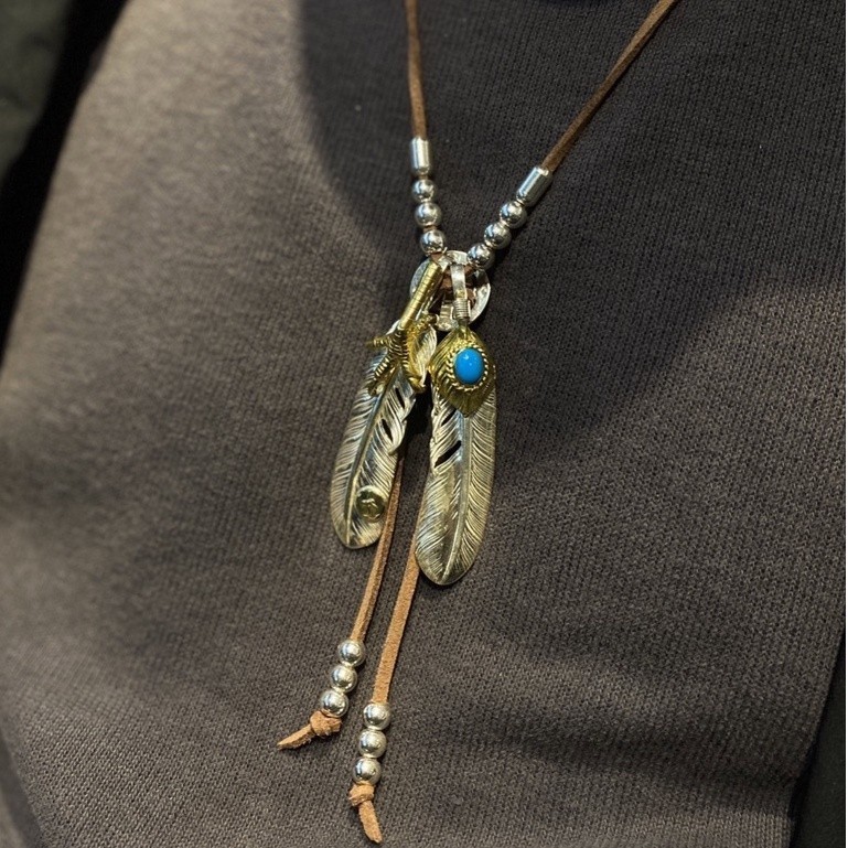 สร้อยคอมีลวดลาย Feathery จากเงินสเตอร์ลิง s925 ออกแบบโดย Goro Takahashi พร้อมลูกปัด