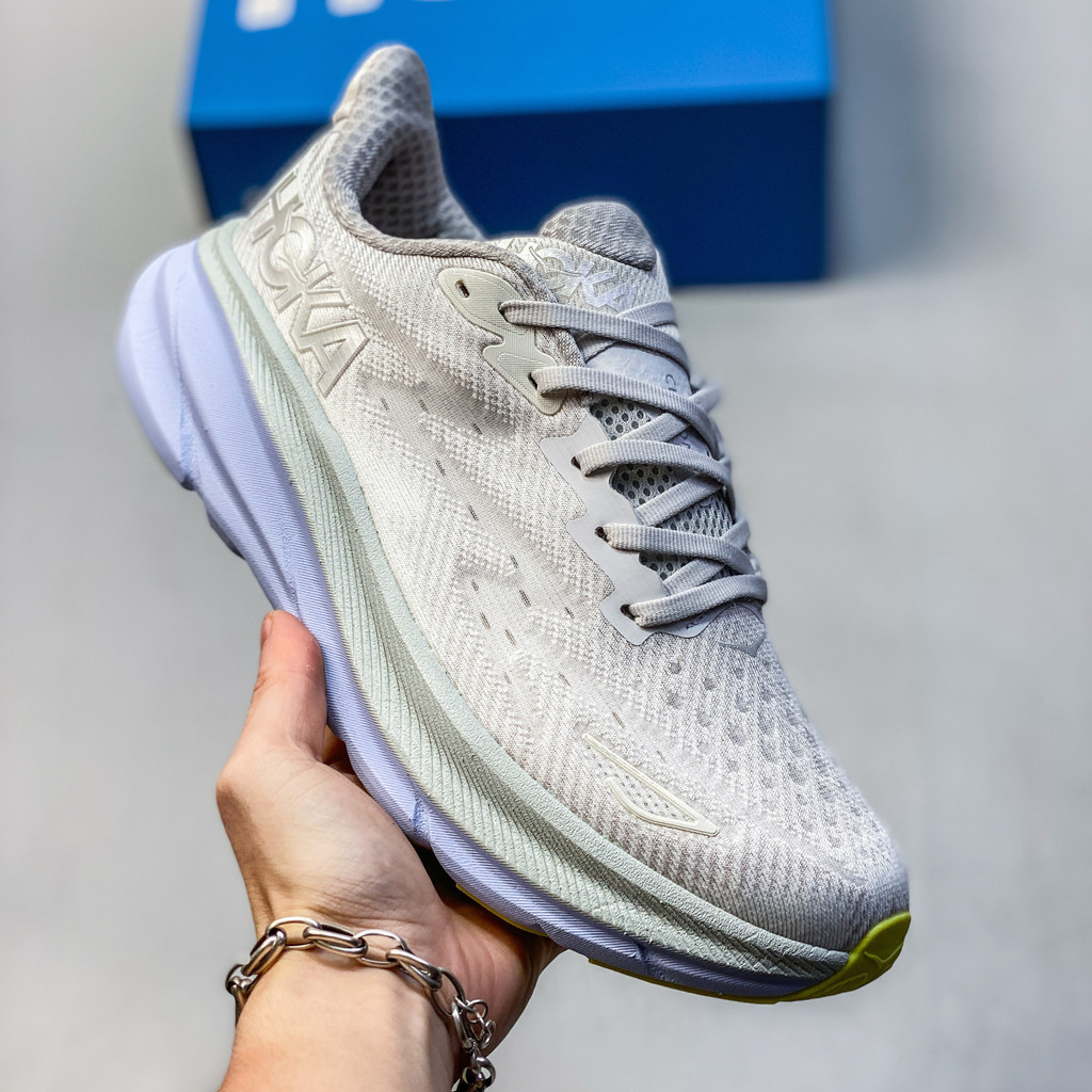 รองเท้าวิ่ง HOKA Clifton 9 สำหรับทั้งผู้ชายและผู้หญิง ออกแบบมาเพื่อบรรจุการหายใจและการดูดซับแรงกระแทก