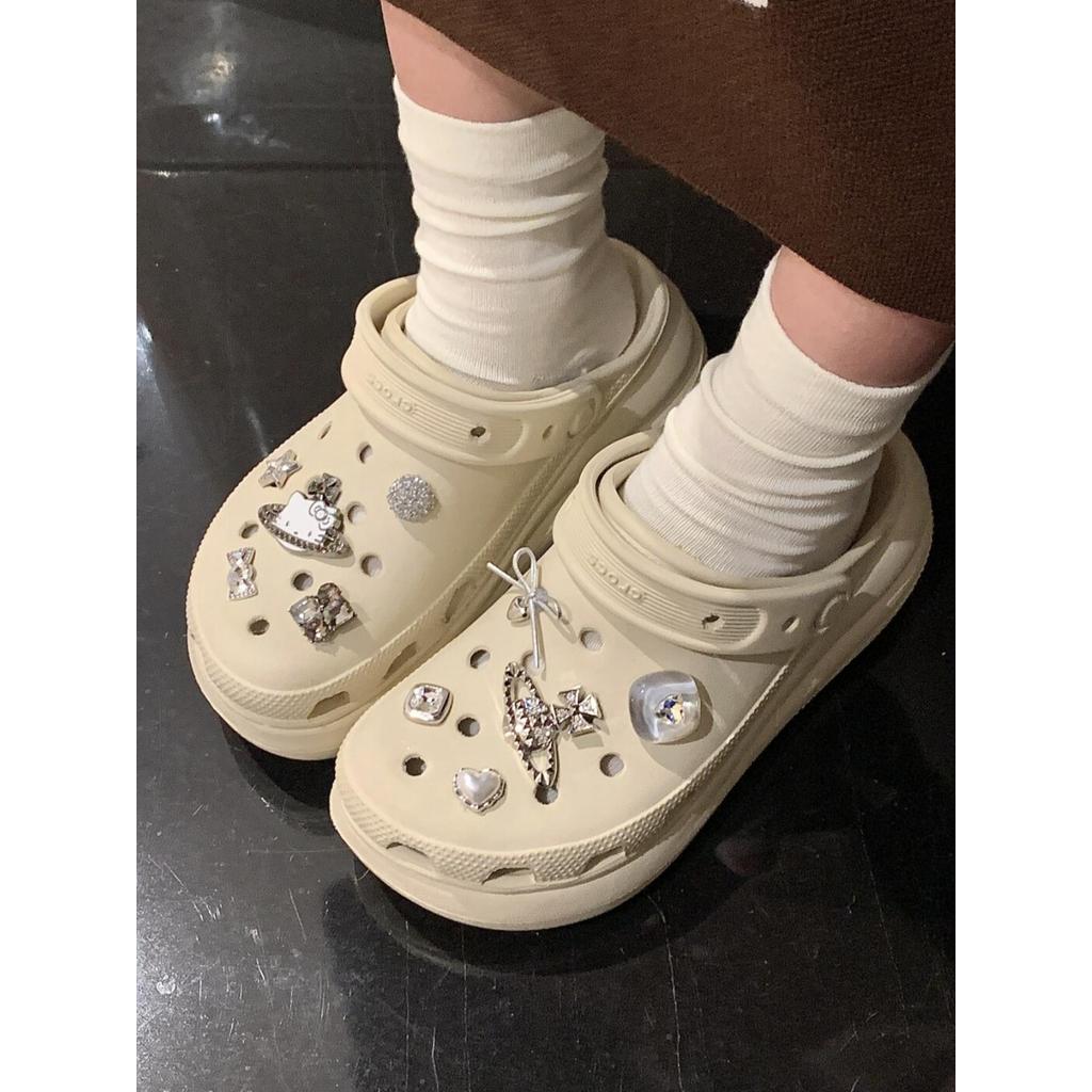 croc jibz jibbitz รองเท้าCrocsลายHello Kitty Black Hole Sweetheart กุญแจดอกไม้สำหรับเด็กหญิง