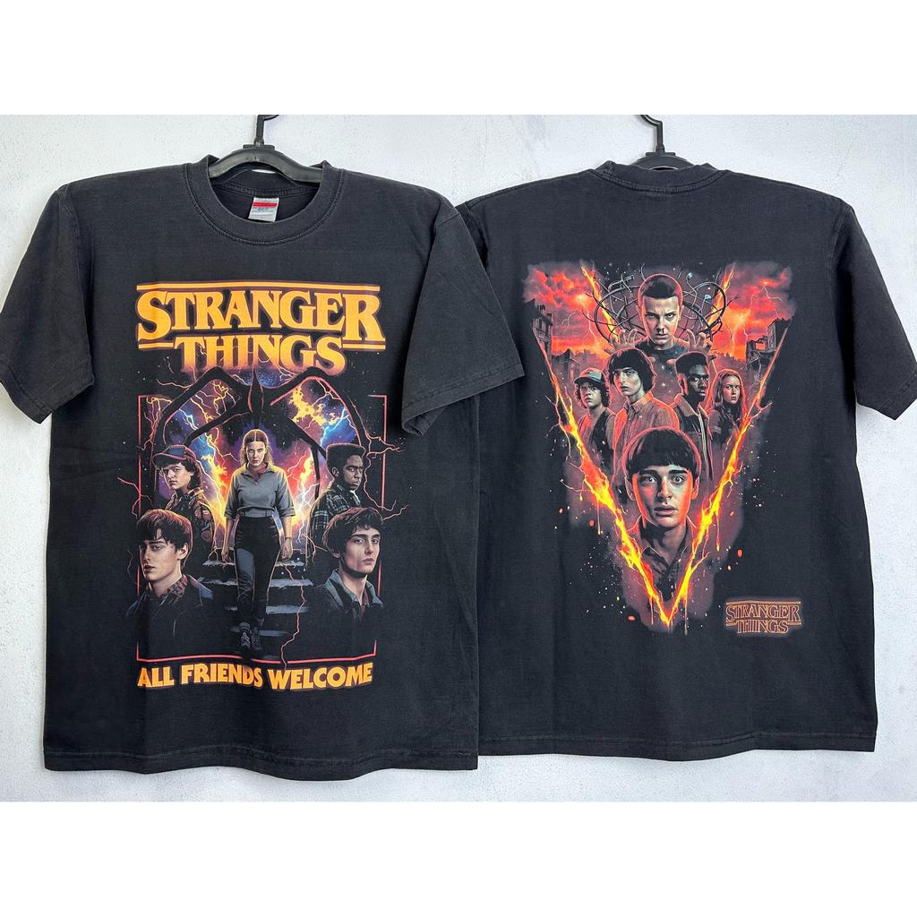 เสื้อลาย สเตรนเจอร์ ธิงส์Stranger Things “All Friends Welcome” Double Print Tee