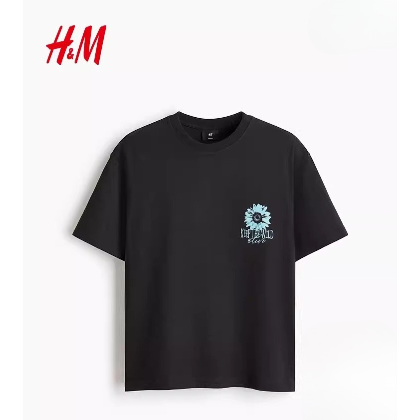 H&M เสื้อยืดพิมพ์ลายทรงหลวมสำหรับผู้ชาย รุ่นใหม่ HM2026