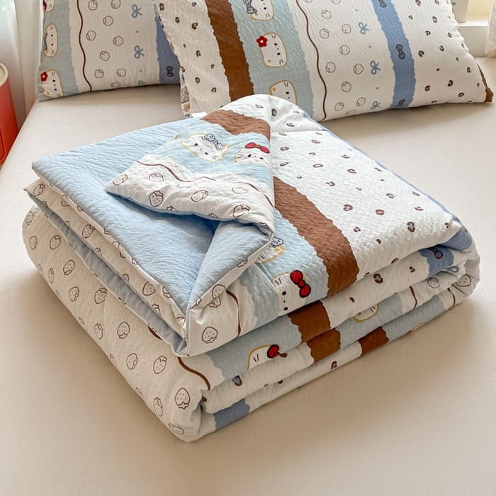 【เฉพาะผ้าห่ม】ผ้าห่มใหม่ลาย Hello Kitty เกรด A ผ้าฝ้ายพัฟใส้ถั่วเหลือง ซีรีส์แฟร์ไอล์ ผ้านวมบางฤดูร้อน ขนาด 6 ฟุต / 7 ฟุต