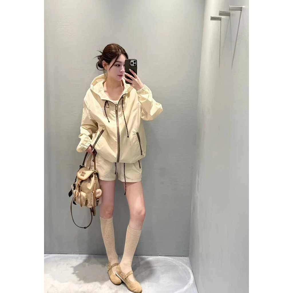 Miumiu เสื้อแจ็คเก็ตมีฮู้ด สไตล์ใหม่สำหรับฤดูร้อน พร้อมกางเกงขาสั้นไนลอน