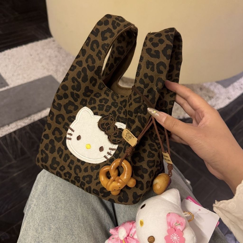 กระเป๋าผู้หญิง Hello Kitty พิมพ์ลายเสือดาวและปักลาย น่ารัก