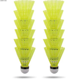 ลูกบอลแบดมินตันทำจากพลาสติกคุณภาพสูง เหมาะสำหรับการเล่นและฝึ…