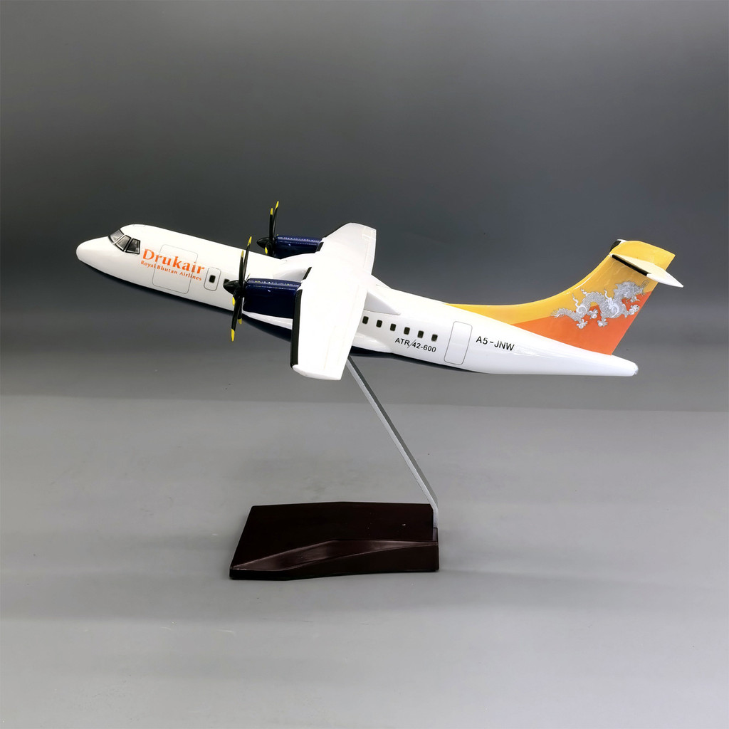 32 ซม.DrukAir Bhutan Airlines ATR42-600 จําลองผู้โดยสารเครื่องบินเครื่องบินรุ่นเครื่องประดับ