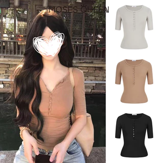 MOSESQUEEN เสื้อคอต่ำแขนครึ่ง แบบพับปักที่หน้าอก พร้อมปุ่ม นุ่มนวลสบาย น้ำหนักเบา ระบายอากาศได้ดี รูปลักษณ์สูงส่ง เหมาะกับทุกโอกาส ใส่เรียบง่ายในชีวิตประจำวัน #63577