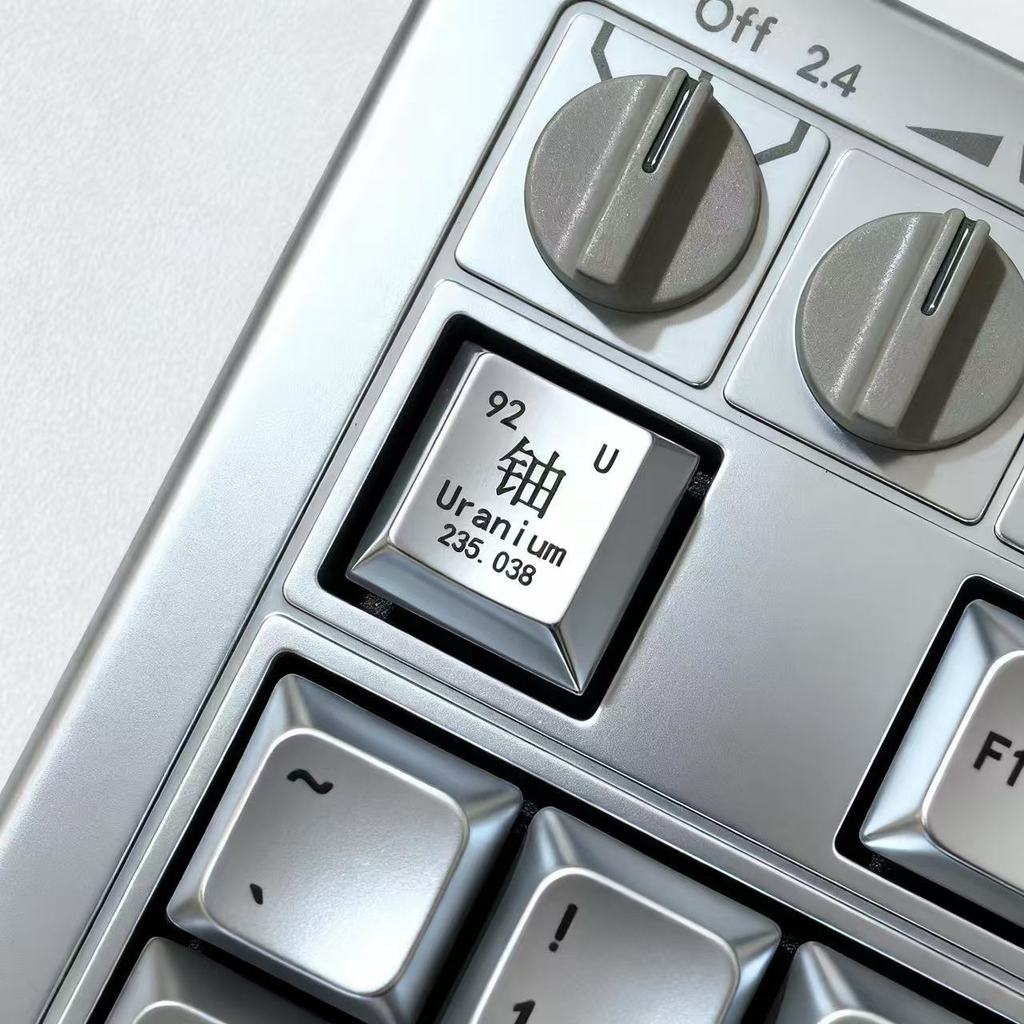 keycap ใส ไฮไลท์ "Uranium 235" ปุ่มกดโลหะที่ไม่ซ้ํากัน CNC ตัดปุ่มกดเกมหอพักตลกที่กําหนดเองแป้นพิมพ์