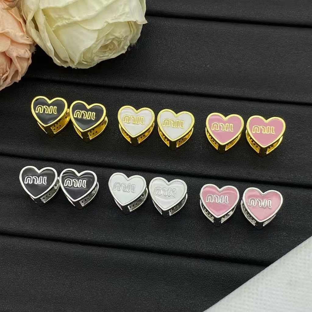 [miaom] 2026 สไตล์ใหม่ Muaom Love Epoxy M Letter ต่างหูระดับไฮเอนด์หรูหราหวานอารมณ์ Micro-Inlaid ต่างหูเพชรเต็ม