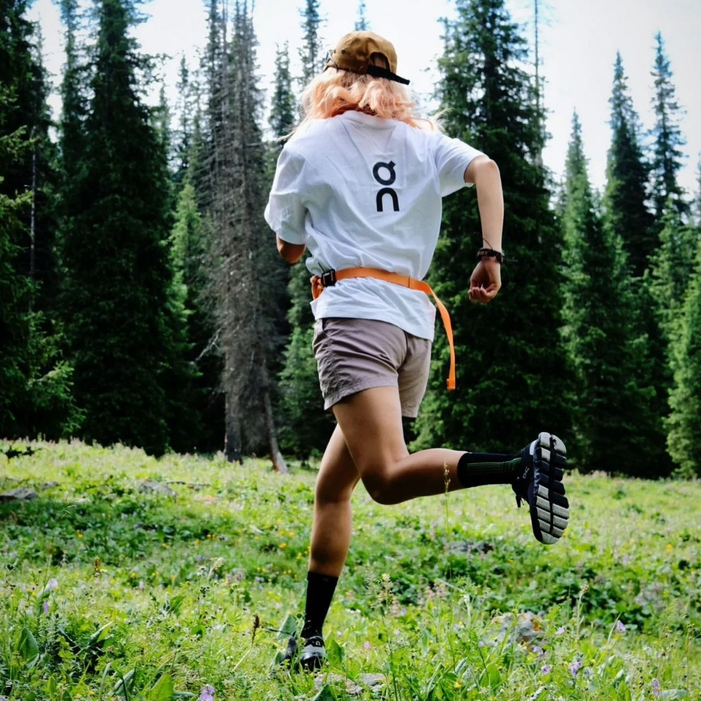 ON running Club-T Back logo เสื้อสกรีนสั้นแขนสองข้าง ด้านหลังมีลวดลายโลโก้