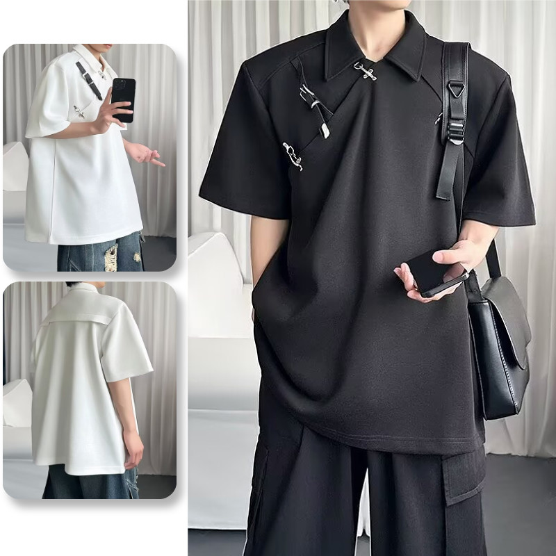 เสื้อโปโลผู้ชาย สไตล์อเมริกัน ดีไซน์หัวเข็มขัดบนเส้นสายโลหะ แบบเรียบง่าย