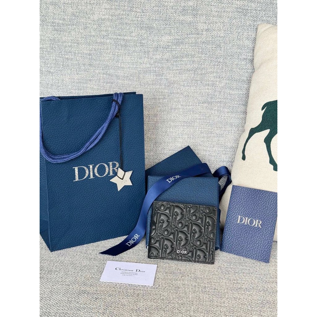 Bifold Wallet
หนังเอฟเฟกต์พิมพ์ลาย Dior Gravity สีดํา
หมายเลข: 2ESBH027FLG _ H00N
โดยใช้ฝีมือลายนูนเ