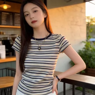 เสื้อยืด ลายทาง แขนสั้นทรงเข้ารูปสวย ช่วยเสริมสรีระให้ดูเพรียวบาง