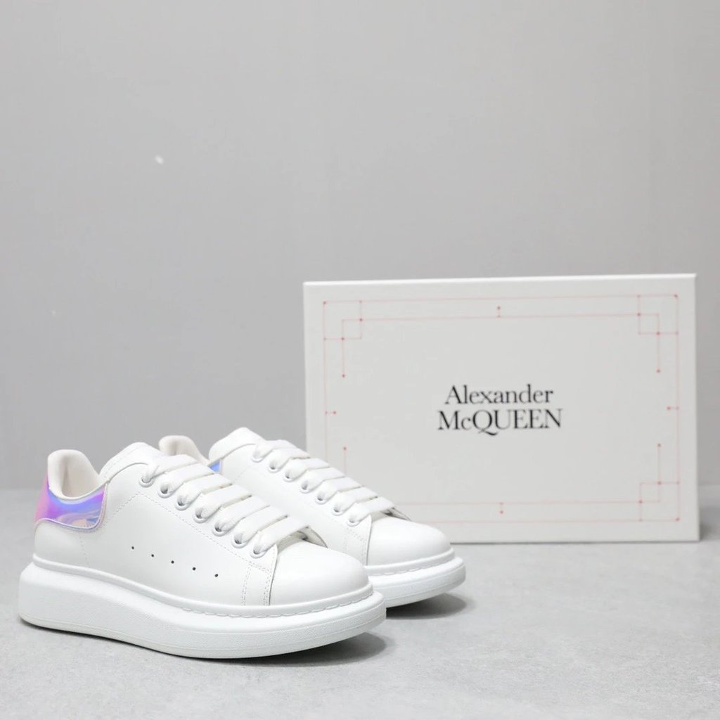 Alexander McQueen พร้อมสต็อก · จัดส่งฟรี McQueen รองเท้าสีขาวรองเท้าแพลตฟอร์มเพิ่มความสูง McQueen รอ