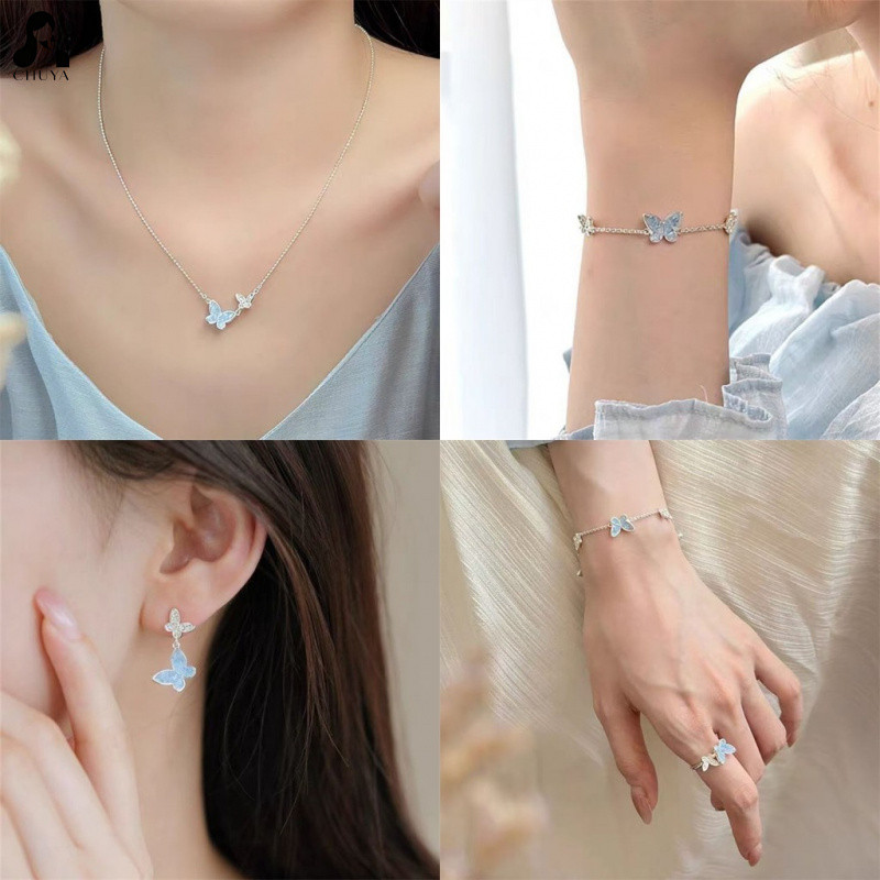 ชุดเครื่องประดับสำหรับผู้หญิง สไตล์เกาหลีแบบเรียบหรู ประกอบด้วยสร้อยข้อมือ จี้ แหวน และต่างหู ในธีมผีเสื้อคริสตัลสีฟ้าและเพชร