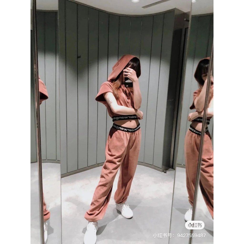 กางเกงลำลอง Alexander Wang สำหรับสุภาพสตรี ต้นฤดูใบไม้ผลิ ปี 2021