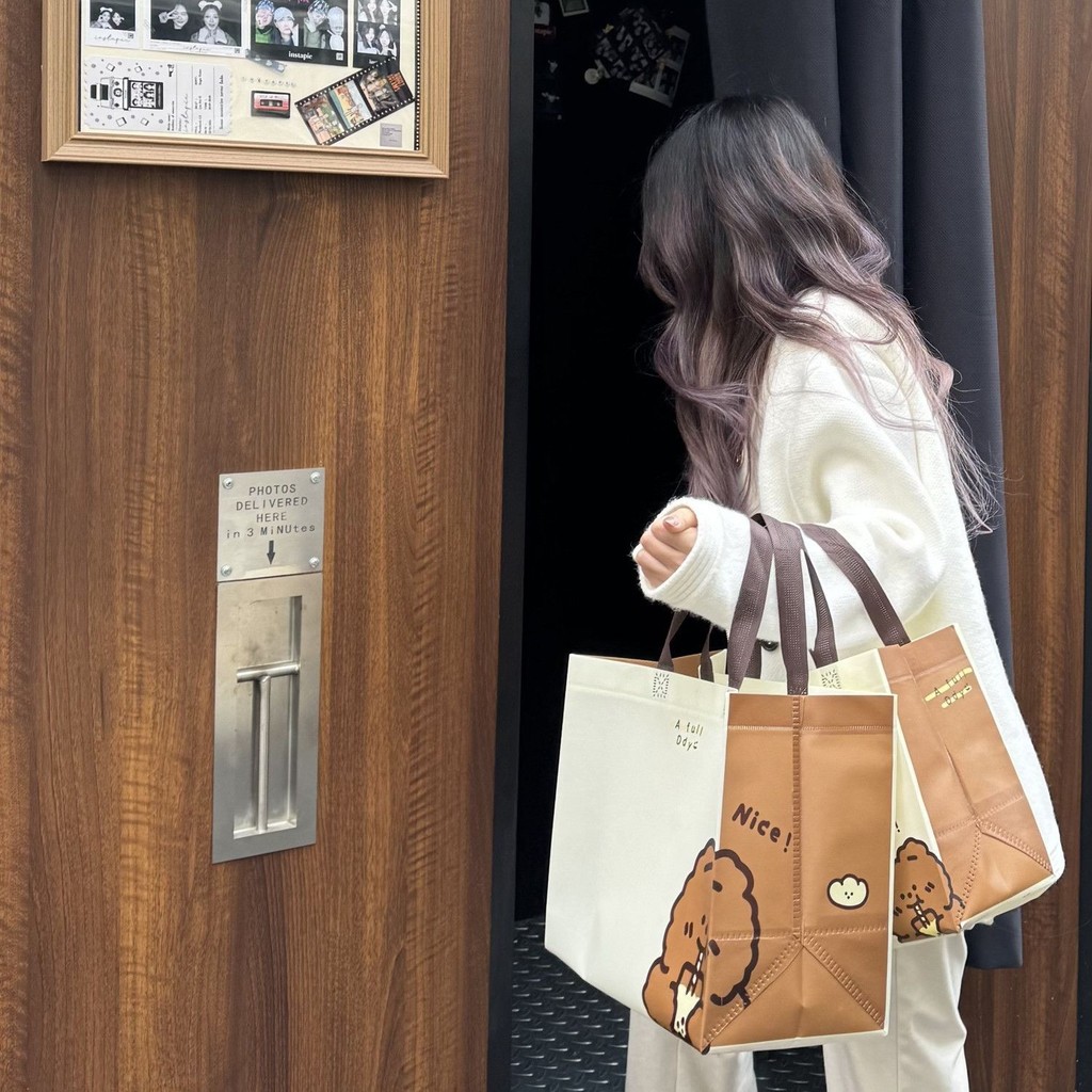 KiwiStudio แพค50ใบ ขนาด24 24 15ซม ถุงของขวัญ ถุงผ้าสปันบอนด์ กระเป๋าหมีน่ารัก 105 ✨b_october411.th✨