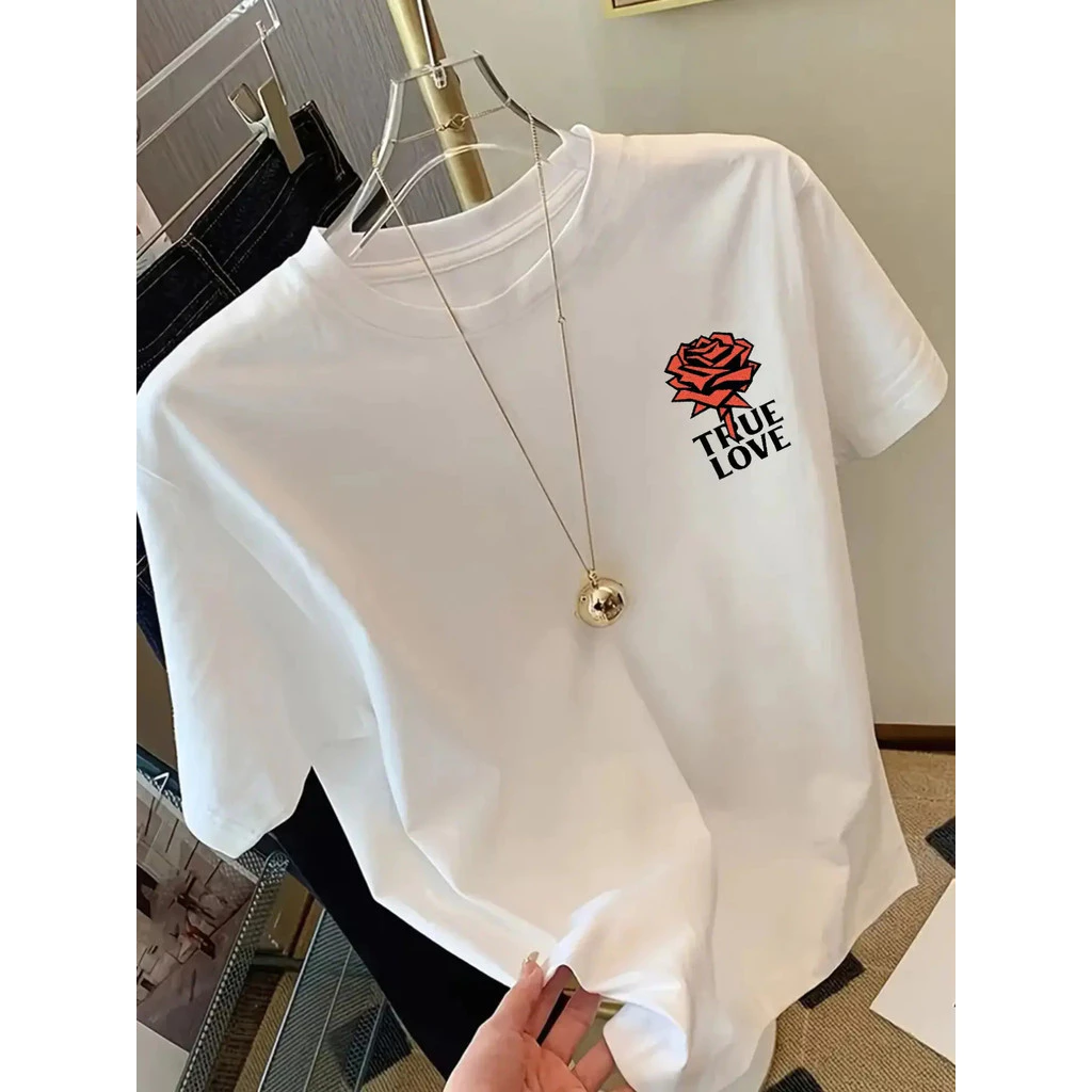 เสื้อยืดผู้หญิงลายกราฟิกดอกกุหลาบและตัวอักษร True Love thumbnail 4
