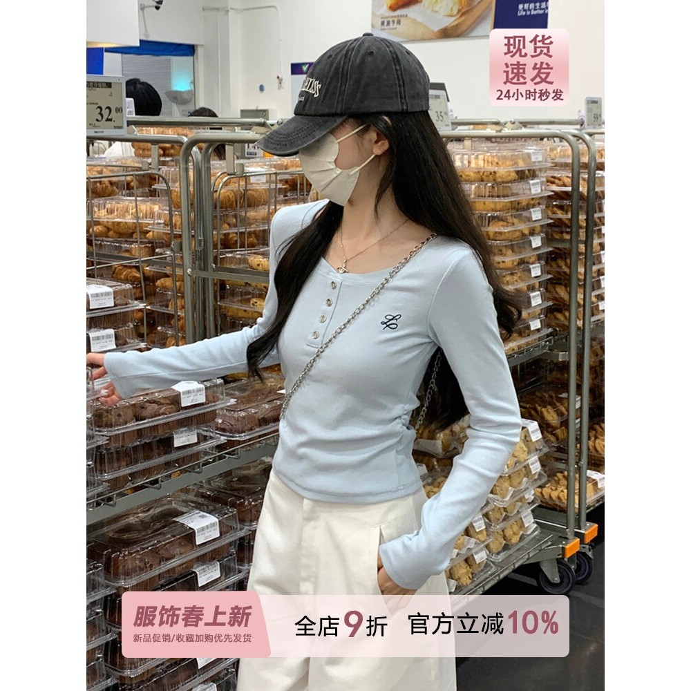 เสื้อแขนยาวพิมพ์ลายซีรีย์ Miu สีฟ้าอ่อน คอตief ไหล่เพรียว เสริมลุคเรียวบางสำหรับผู้หญิง