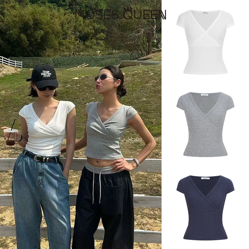 MOSESQUEEN เสื้อสูทแขนสั้น ผู้หญิง ชุดเสื้อ T แบบใหม่สไตล์อเมริกัน ลายตัวย่อ คอต่ำ ยืดได้ กระชับตัว สีเดียวกัน #63434