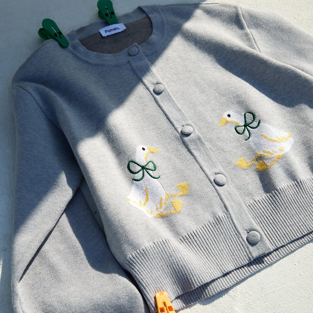 [Pomelo] เสื้อคาร์ดิแกนซิกเนเจอร์ถักแขนยาวทรงครอปคอกลมกระดุมหน้าลายเป็ดสีขาวประดับโบว์ ราคา ถูกที่สุด ดีลบีเคเค แกลเลอรีภาพที่ 7
