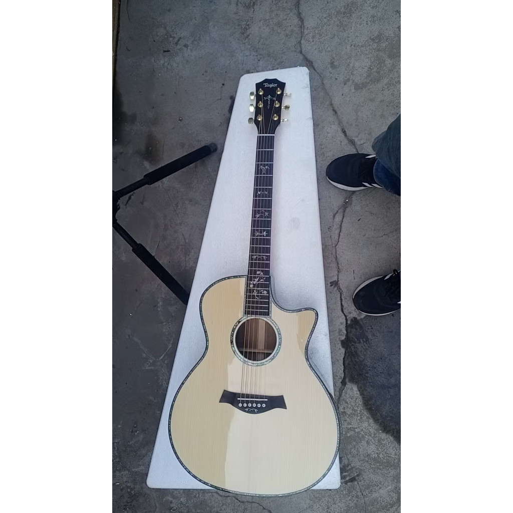 Taylor 916 กีต้าร์โปร่ง Solid Spruce Top Cutaway กีต้าร์มืออาชีพไม้ธรรมชาติ