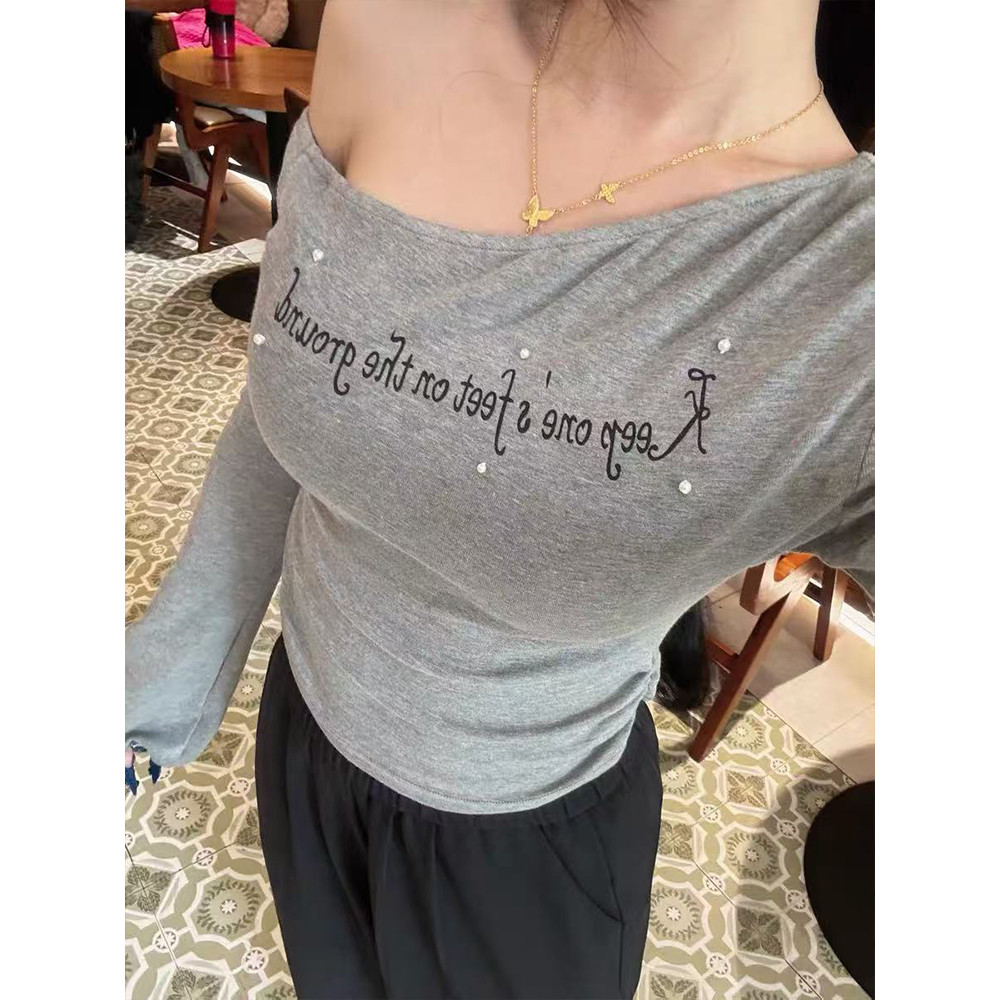 <Moses Queen> เสื้อยืดแขนยาวเปิดไหล่สีเทาพิมพ์ลายตัวอักษรสำหรับผู้หญิง ทรงเข้ารูป
