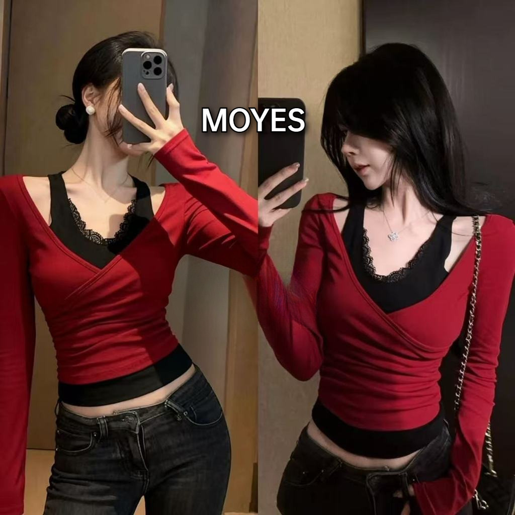 MOYES🔥เสื้อยืดแขนยาวสีแดงสำหรับผู้หญิง ช่วยให้ดูผอมเพรียว เซ็กซี่และเย้ายวนใจ คอวี แต่งขอบลูกไม้