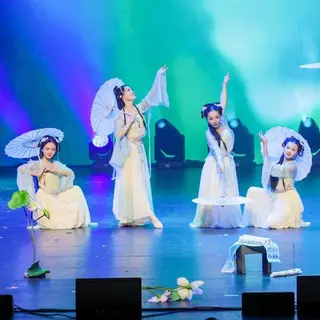 ร่มกระดาษน้ำมันขนาด 56 เซนติเมตร สไตล์จีนโบราณ พร้อม 10 สีของ Jasmine Blossom Dance ใช้เป็นเครื่องประดับสำหรับงานถ่ายภาพและ.party scene