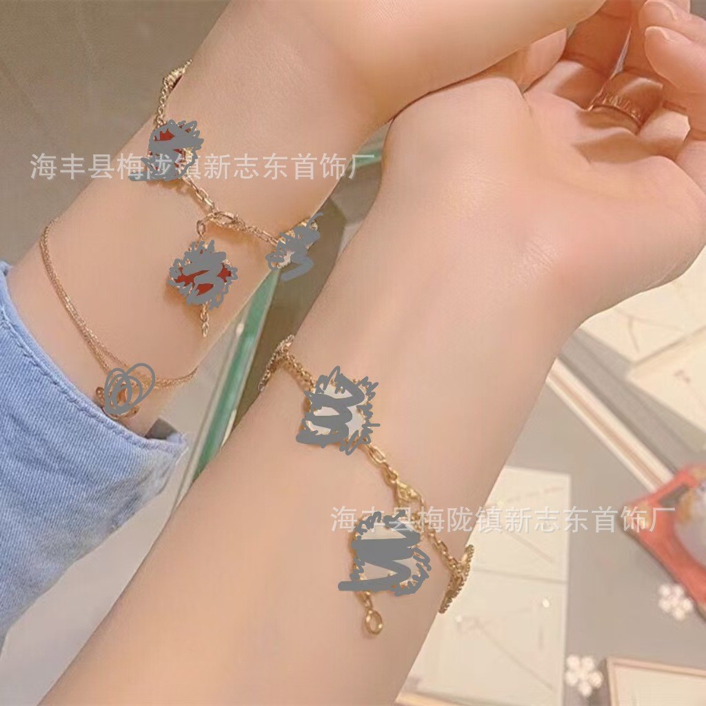 Four-leaf Clover สร้อยข้อมือห้าดอกไม้หญิงแฟชั่นรุ่น V Gold 18k Rose Gold Red Agate Live yy261.120-40