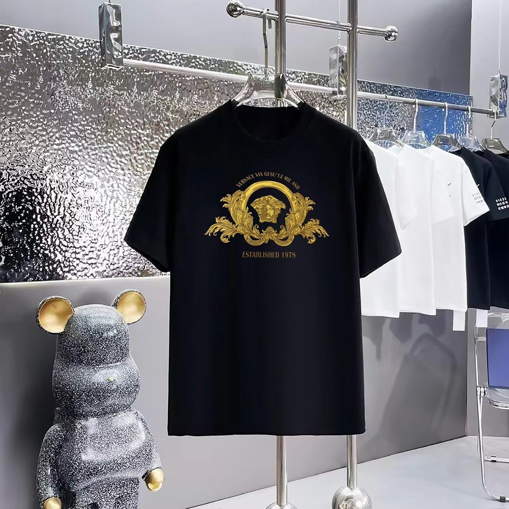 VERSACE สไตล์ใหม่ เสื้อยืดแขนสั้น สำหรับทั้งผู้ชายและผู้หญิง NH50