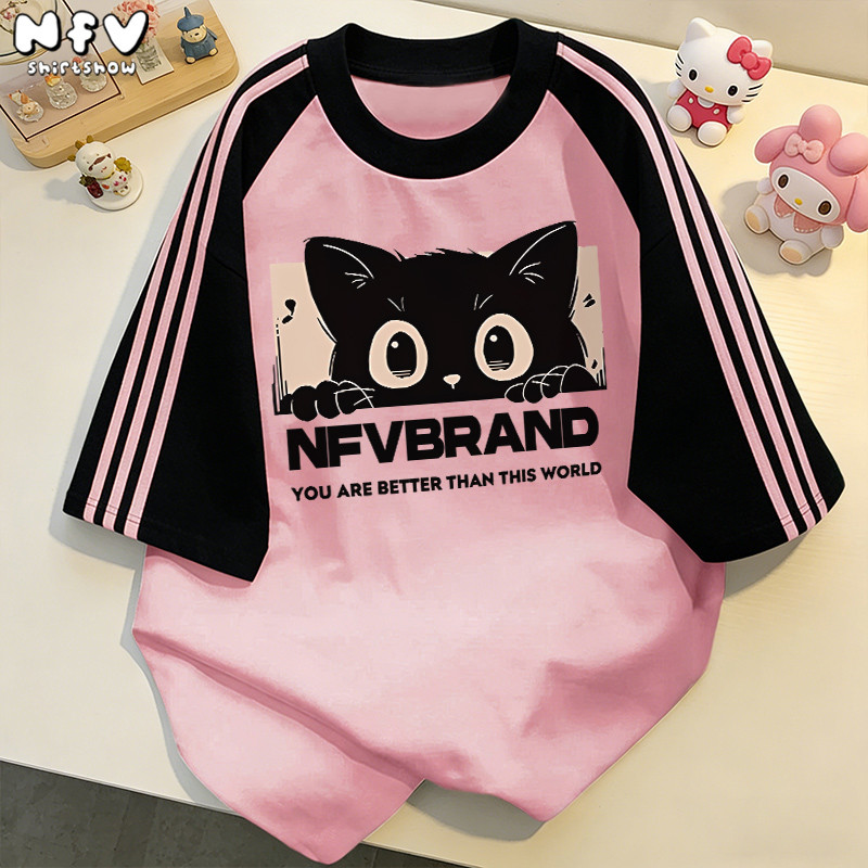 【จัดส่งตลอด 24 ชั่วโมง】NFV เสื้อยืดแขนสั้นคอกลม🐱สไตล์เกาหลี ลายแมวน้อยสีดำ ทรงหลวม อ่อนนุ่ม ระบายอากาศ ผ้าฝ้าย YG438