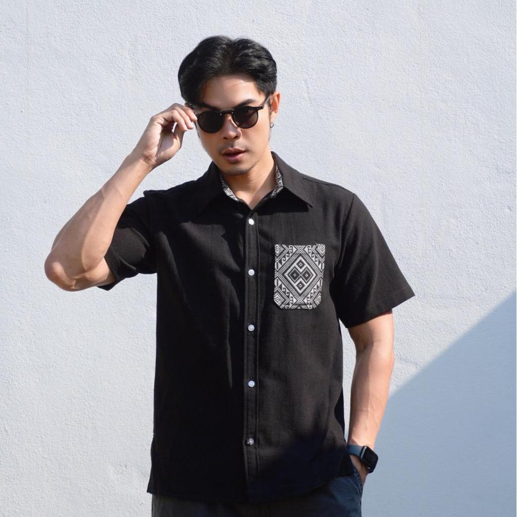 เสื้อผ้าแฟชั่น เสื้อผ้าฝ้ายฟอกกระเป๋าประดับผ้าทอสีกรม no.15ดำแขนสั้นเป๋าลายขิต