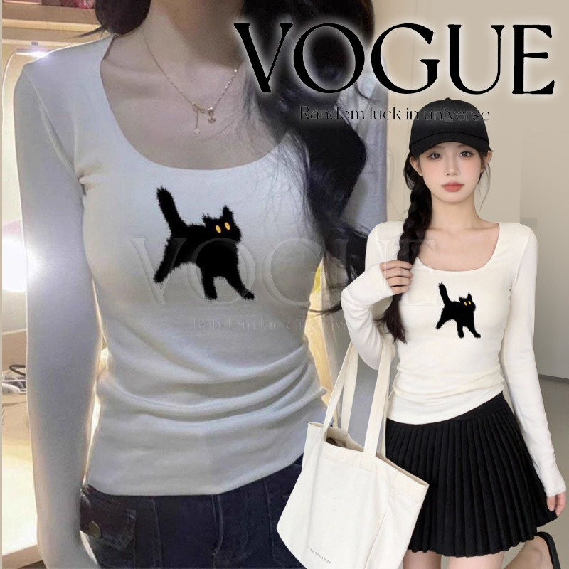 Vogue🌟พร้อมส่ง🌟 เสื้อยืดแขนยาว ลายน้องแมวดำ ยืดรัดตัวพอดีๆ สีขาวน่ารัก (FY7863)