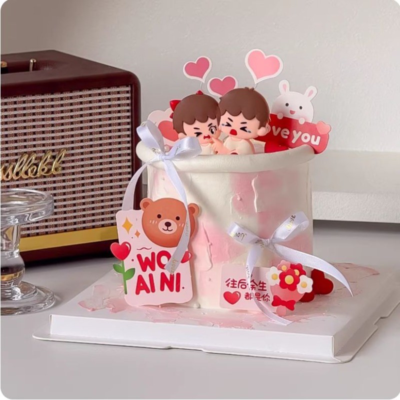 ท็อปเปอร์เค้กหุ่นกอดคู่วันวาเลนไทน์: PVC นุ่ม Love Themed Decor สําหรับขนมหวานโรแมนติก