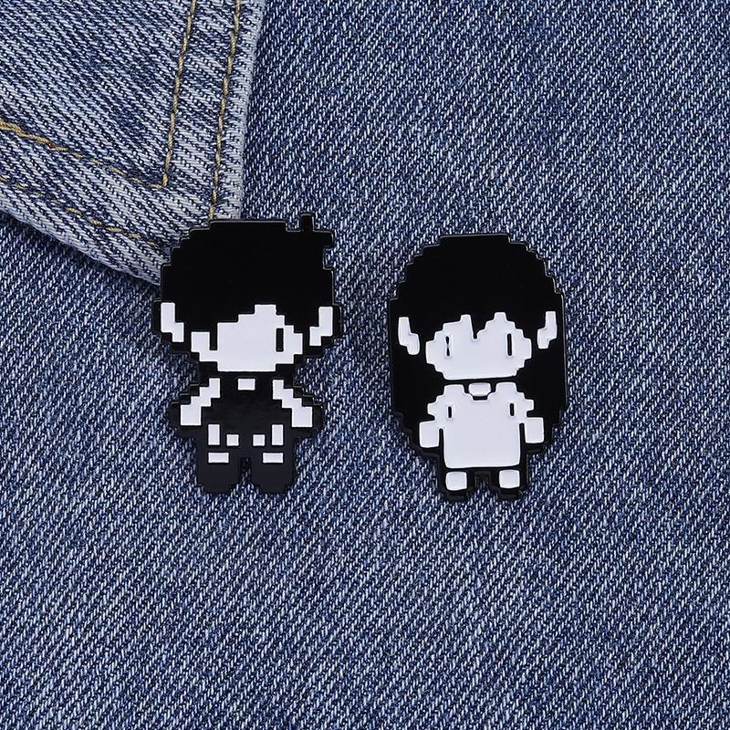 Unisex Omori พิกเซลเกมตัวอักษรเข็มกลัดการ์ตูนคู่ป้ายโลหะพิกเซลสไตล์เสื้อผ้าLapel Pinเครื่องประดับ