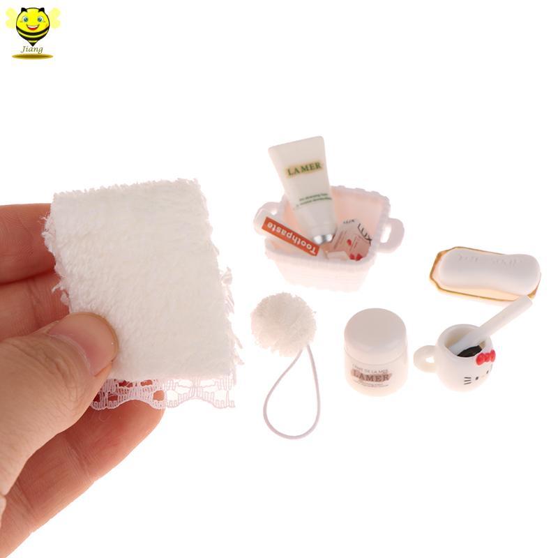 [Jiang] 1/12 Dollhouse Mini Simulation KT Cat Toiletries Cosmetics Kit Dollhouse Bathroom Decor Micr