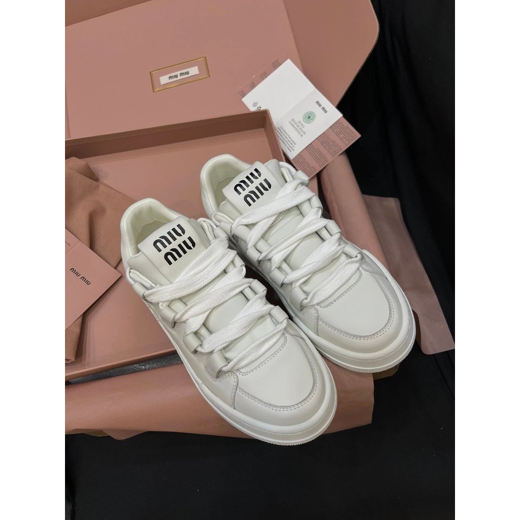 รองเท้า Miumiu สีขาว หนังแท้ ฐานส้นสูง 4 ซม. เหมาะสำหรับทุกวันและโอกาสพิเศษ