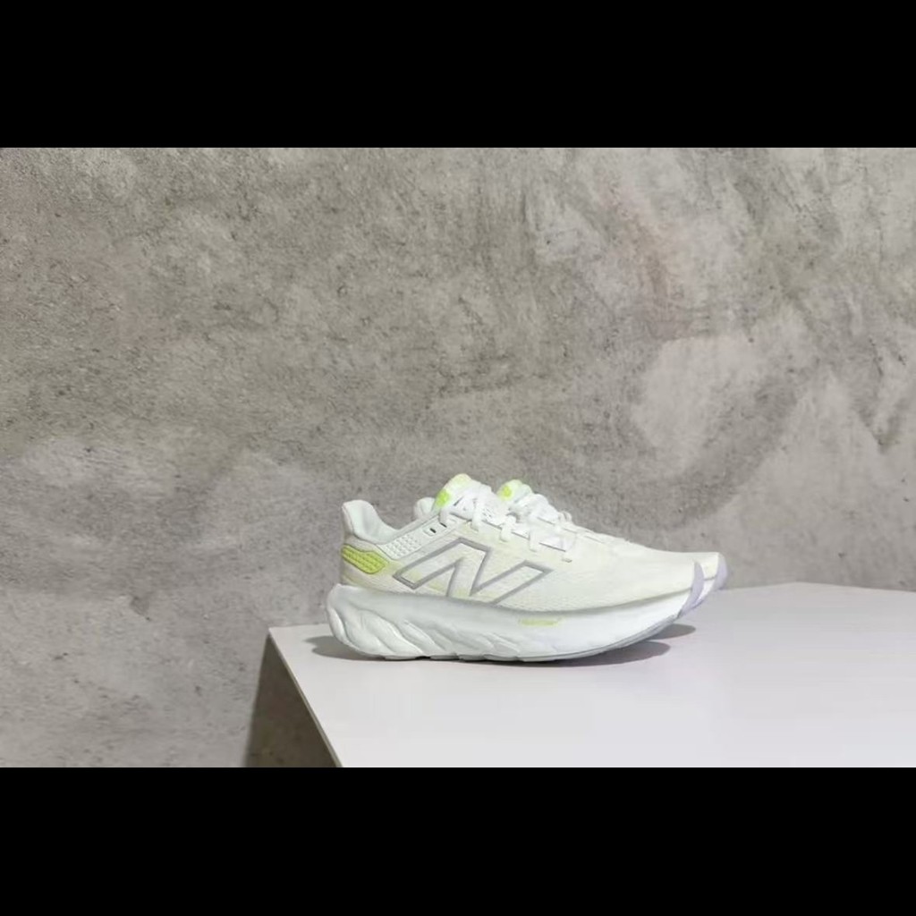 รองเท้าวิ่ง NB1080 v13 สำหรับผู้หญิง ออกแบบเพื่อกันกระแทกและมีระบบยืดหยุ่น ไม่มีป้ายขนาด