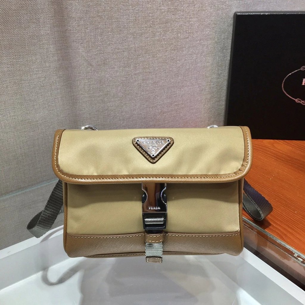 PRADA New Style Mini Style Messenger Bag 2ZH108 Khaki จัดส่ง
กระเป๋า ผู้สื่อสาร ขนาดเล็กรูปทรงเฉพาะส