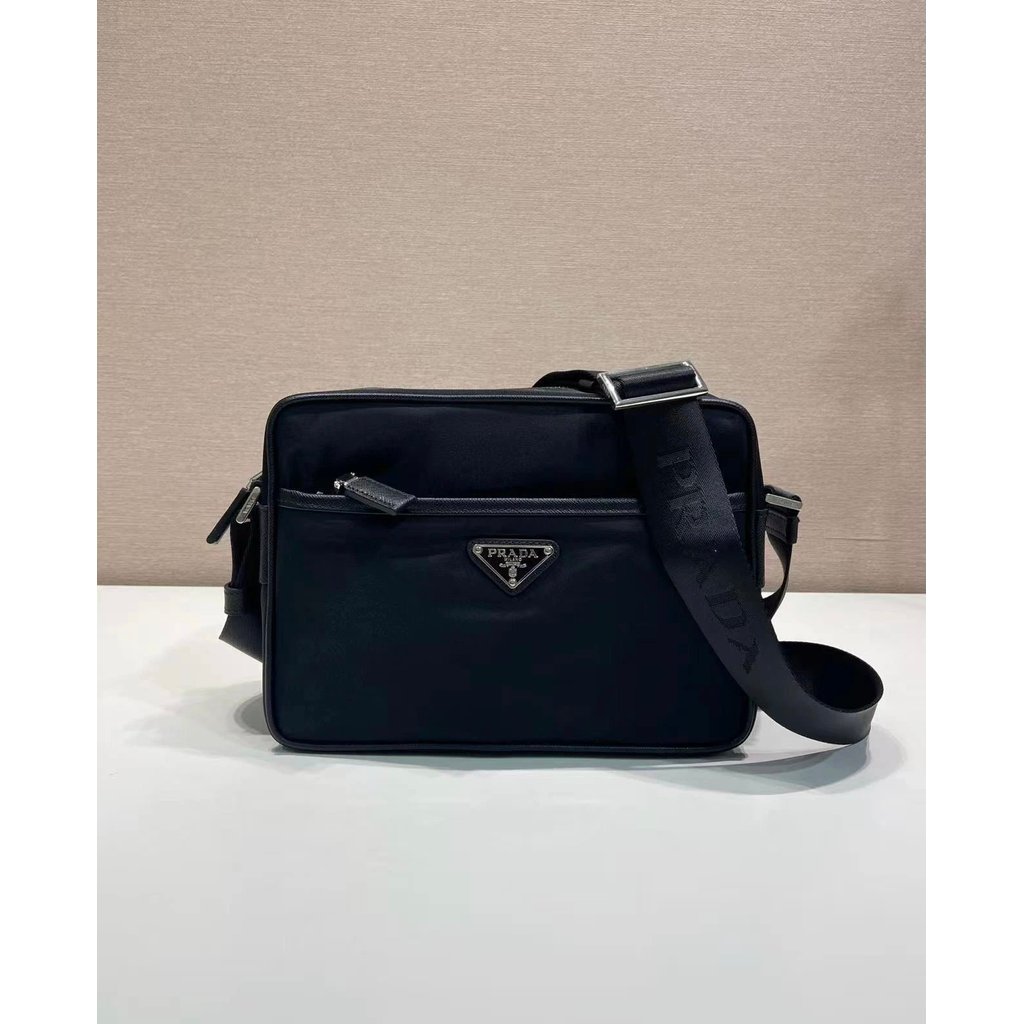 PRADA Medieval Medieval Classic สไตล์ใหม่ 2VH048
สินค้าสั่งเดิมใช้วัสดุไนลอนนําเข้าตกแต่งหนังซาฟิโนเ