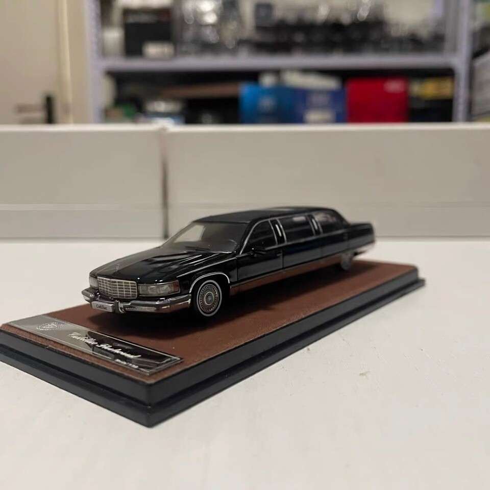 1: 64 Cadillac Fleetwood Limo Car Model สีดํา