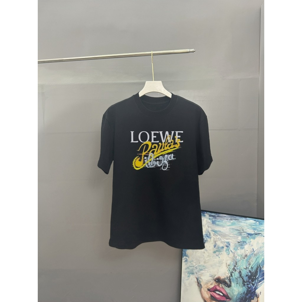 Lo @ ewe2026 Star Early Spring เสื้อยืดแขนสั้นสไตล์ใหม่ผู้ชายสไตล์ผู้หญิงสไตล์คู่ด้านในไหล่ด้านหน้า 